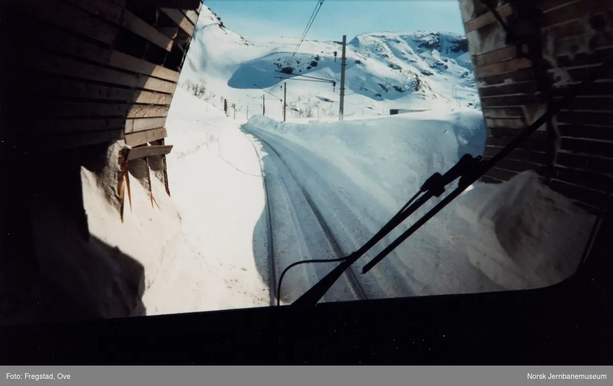 Store snømengder ved "Horisontalen" ved Klevenosi tunnel, ca. 1 km vest for Kleva bru mellom Hallingskeid og Myrdal.  Utsikt fra lokomotivet i dagtoget til Oslo, tog 602