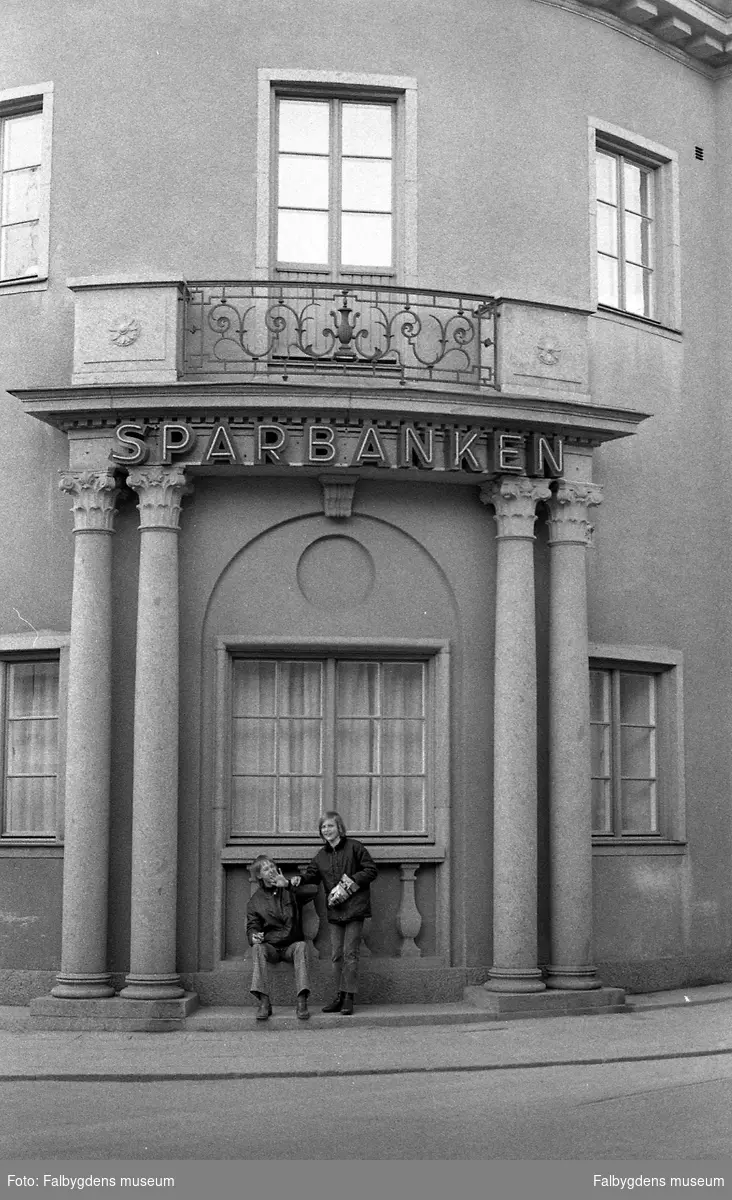 Byggnadsinventering 1972. Klockaren, Sparbankshusets hörna Ladbogatan-Storgatan.