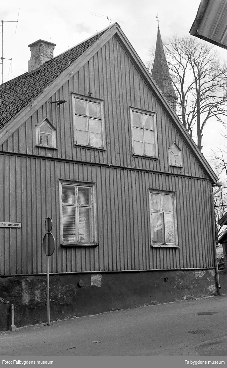Byggnadsinventering 1972. Tornväktaren 1, västra gaveln mot Prästgårdsgatan.