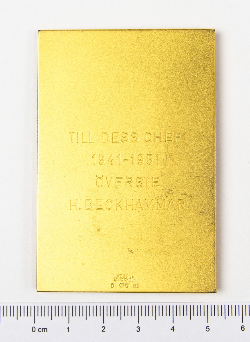 Kungliga Östgöta flygflottiljs förtjänstplakett till dess chef 1941- 1951, Överste H. Beckhammar, F3. Plaketten ligger i röd ask med kungligt emblem och namnet Hugo Beckhammar i guldtryck. (tillhör inte plaketten i original).