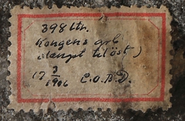 Tekst på etikett:
398 ltr
Kongens grb
(længst til øst)
17/3 1906 C.O.B.D.