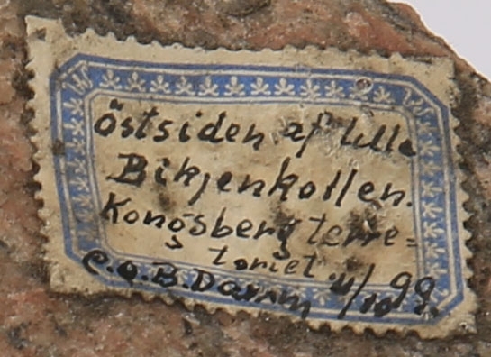 Tekst på etikett:
østsiden af lille
Bikjenkollen
Kongsbergterre-
toriet 
C.O.B.Damm 11/10 99