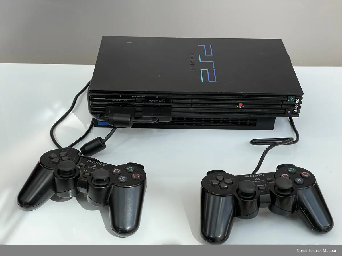 Playstation spill konsoll og en kontroller.