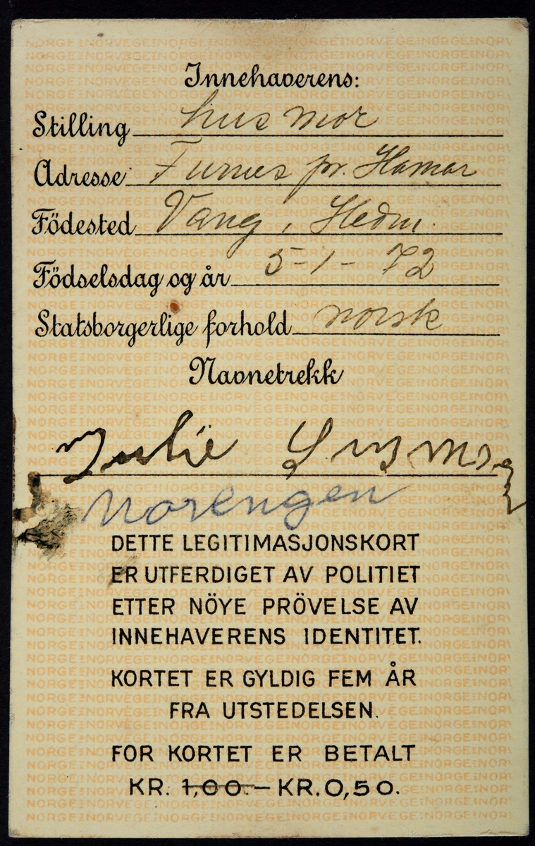 Legetimasjonskort fra krigen. Baksiden av legetimasjonskortet til Julie Simensen, Furnes. Krigs ID, identifikasjonskort. Utstett 17/3-1941.
