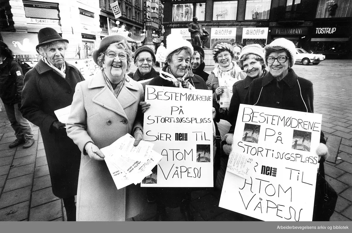 Bestemødrene på Stortingsplass demonstrerte hver onsdag klokken 12, i årene fra 1983 til 2003, mot atomvåpen og krig. I midten Jenny Mosland, til h.: Nini Haslund Gleditsch. November 1983