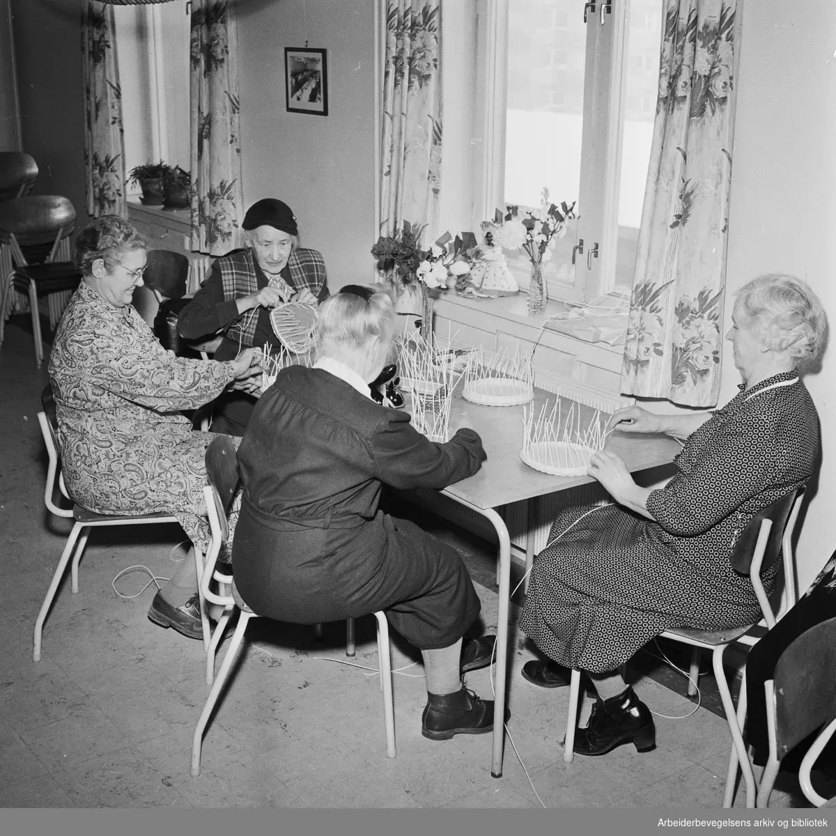 Pensjonister på Sosialtrygdens hobbykurs i Vøyensvingen 6. Februar 1958