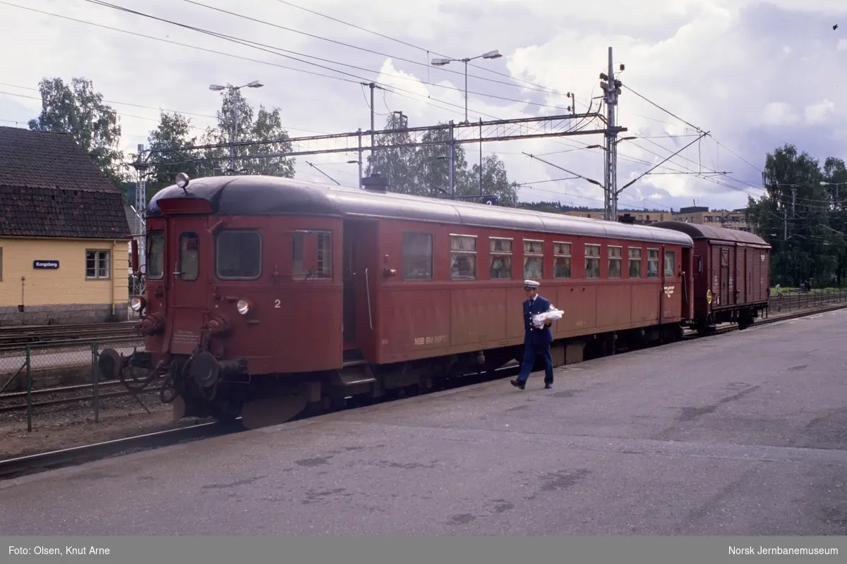 Dieselmotovogn BM 86 27 med persontog til Rødberg på Kongsberg stasjon