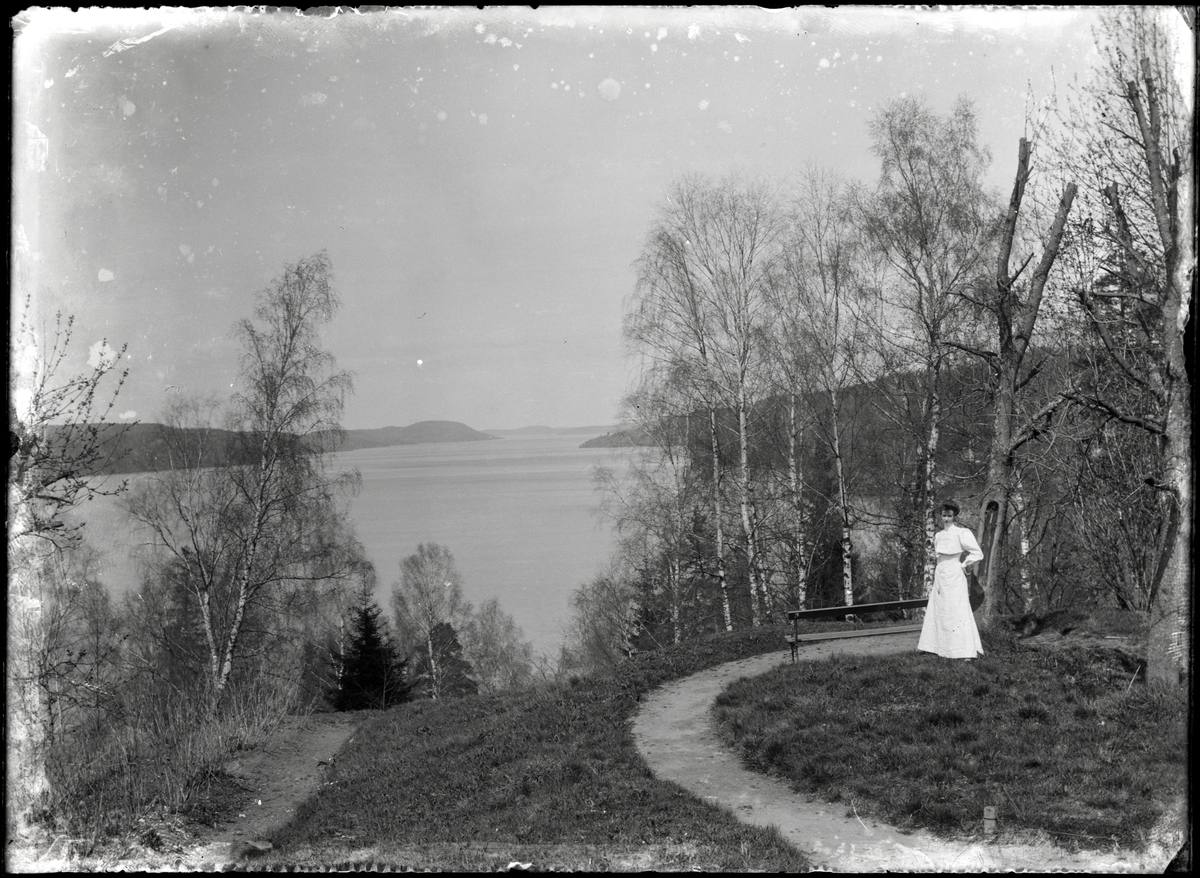 Kvinna framför sjön Stora Le