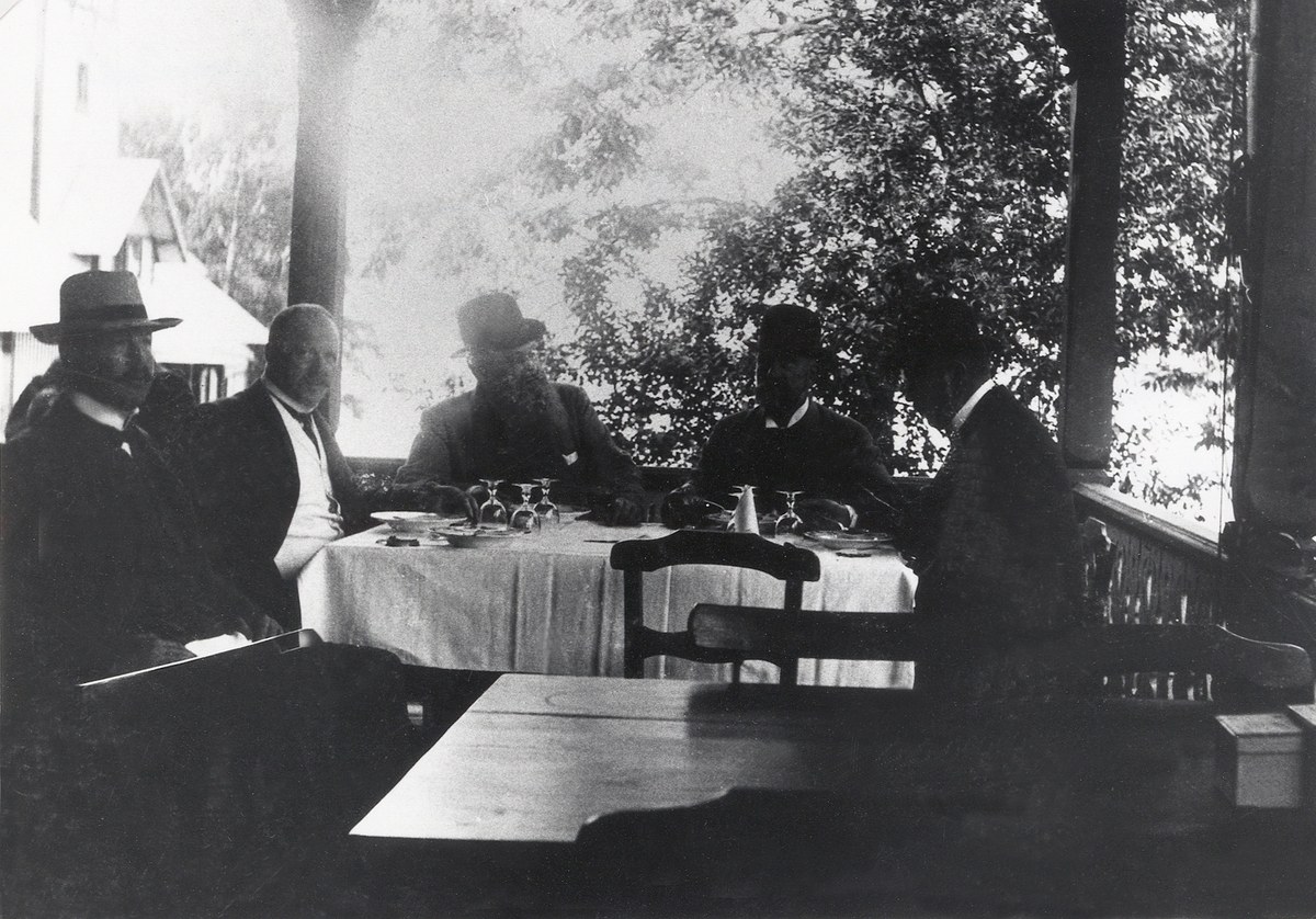 Källarmästare August Gustafsson och fyra andra gäster på verandan i Evedal, Växjö, ca 1900.