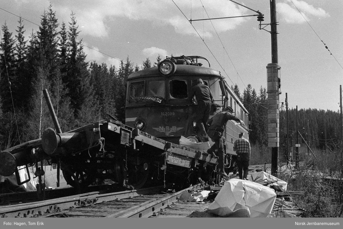Oppryddingsarbeid etter sammenstøt mellom elektrisk lokomotiv El 11 2089 og godsvogn litra Tl3 type 1 nr. 14544 ved Toten Cellulose sidespor ved Nygard