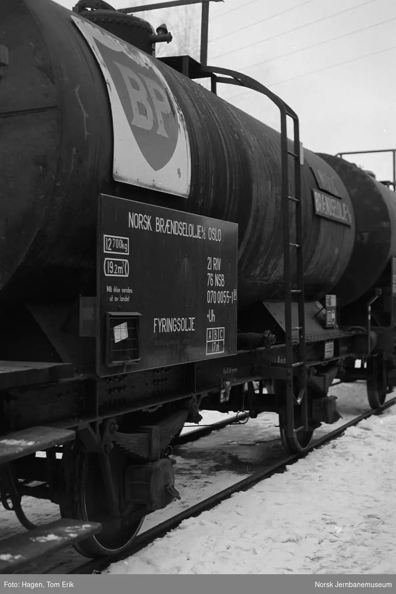 Tankvogn litra Uh nr. 070 0055-1 for transport fyringsolje på sidesporet til Toten Cellulose ved Nygard