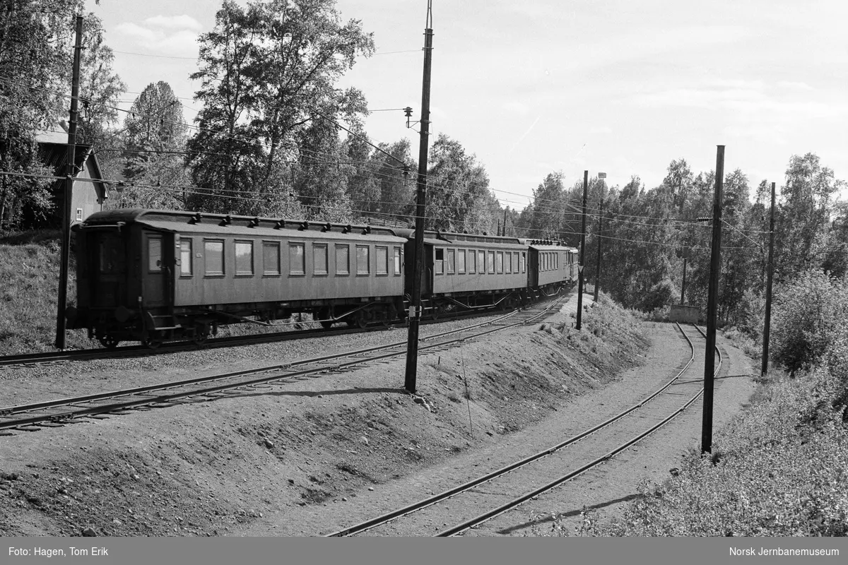 Elektrisk lokomotiv El 11 2146 med persontog retning Oslo i nærheten av Nygard stasjon