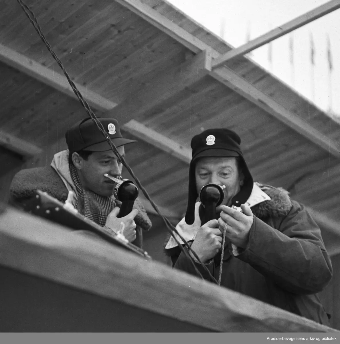 Olympiske vinterleker i Oslo 1952. Halfdan Hegtun (t.v.) og Rolf Kirkvaag kommenterer for NRK radio.