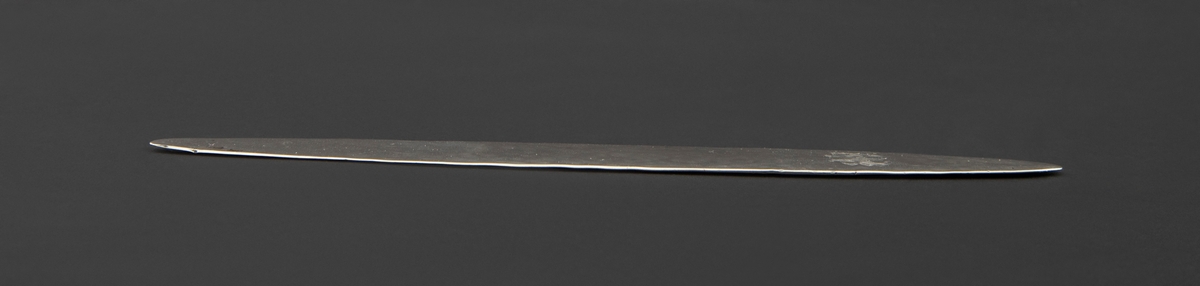 Papirkniv i sølv med hamret, flat lansettform.