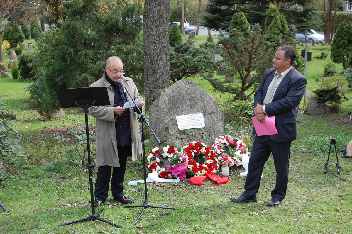 Wreath laying ceremony at the stone of shame. Erwin Koht og Holger Gustavsen, 2012.