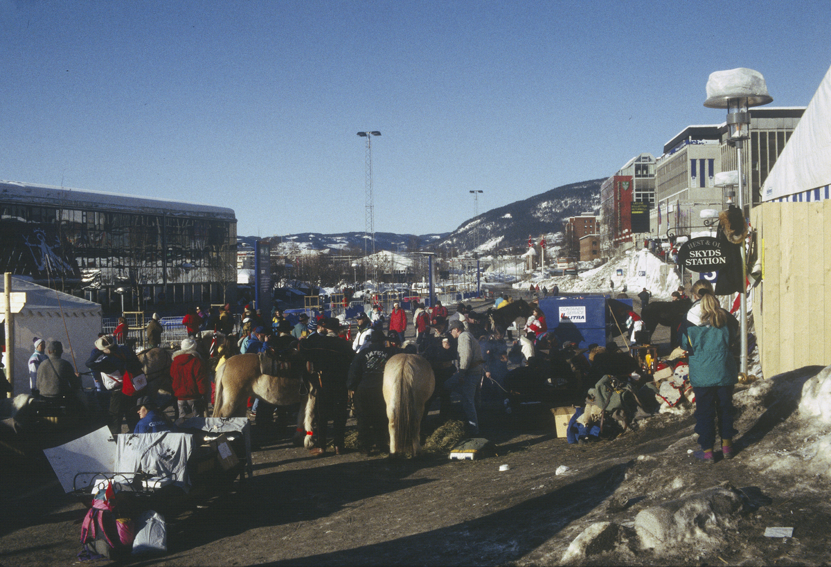 Lillehammer under OL 1994. Jernbanetorget. Folkeliv. Hester. Sett mot nord-vest.