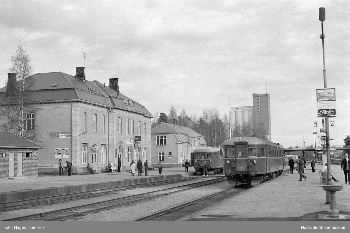 Kryssing på Elverum stasjon. Til venstre tog fra Solørbanen, til høyre utfluktstog for Norsk Jernbaneklubb med dieselmotorvogn BM 91H 02