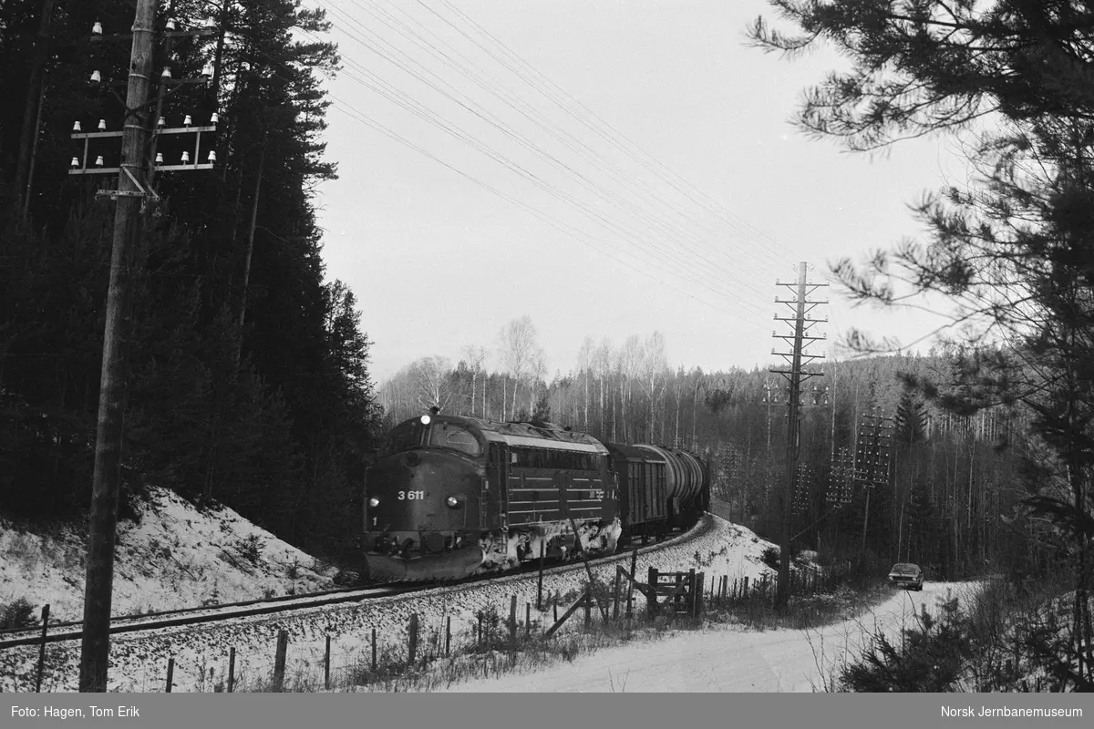 Diesellokomotiv Di 3 611 med godstog i nærheten av Østland holdeplass