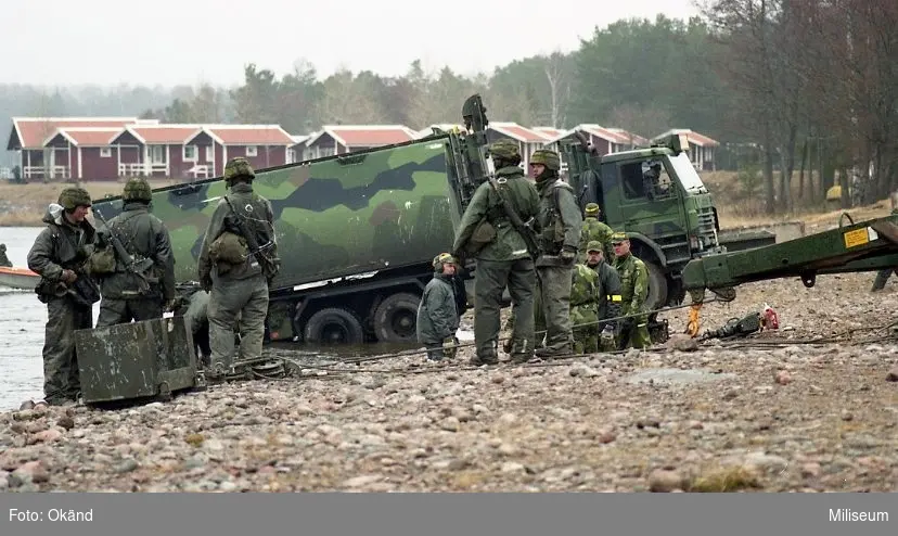 Soldater väntar på bygga bro. Ing 2.

Broterrängbil 9529 Scania med upplastad basponton.