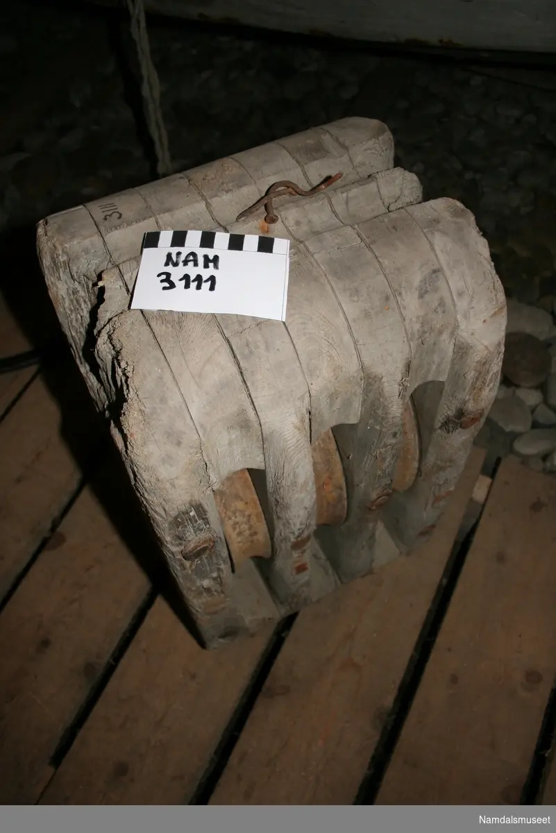 Stor treskivet blokk for taugstropp, laget av tre med tretrinser