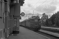 Elektrisk lokomotiv El 13 2144 med dagtoget fra Stavanger ti