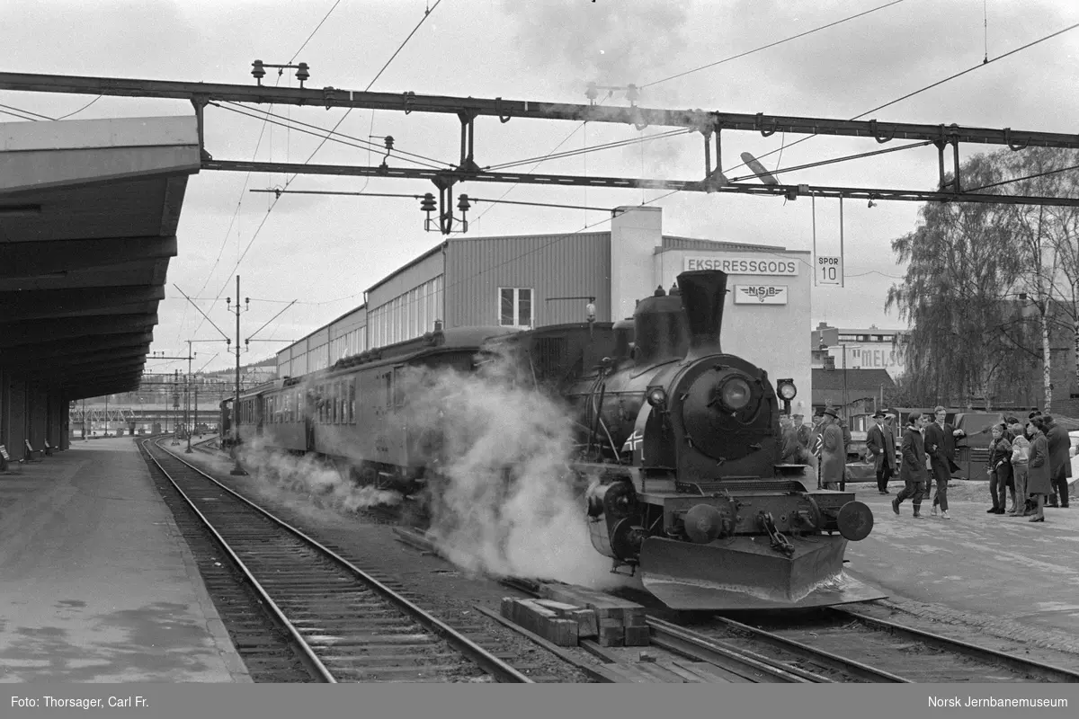 Damplokomotiv 21b 252 Norsk Jernbaneklubbs veterantog til Krøderen på Drammen stasjon