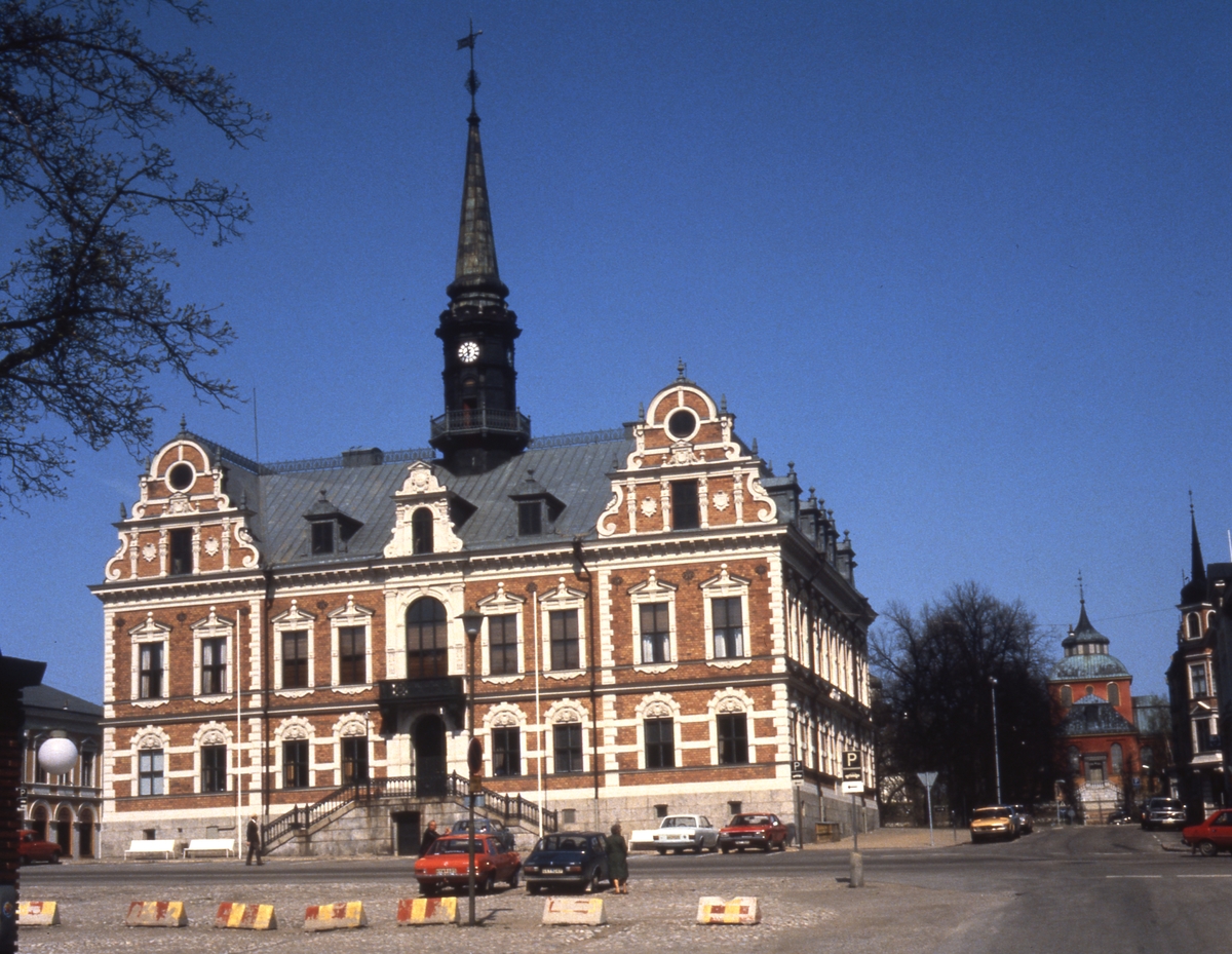 Söderhamns rådhus med Ulrika Eleonora kyrka i bakgrunden.