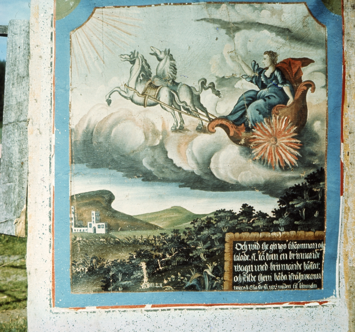 Väggfält föreställande Elias himlafärd. Elia i vagn dras upp till himlen av två hästar i en brinnande vagn.