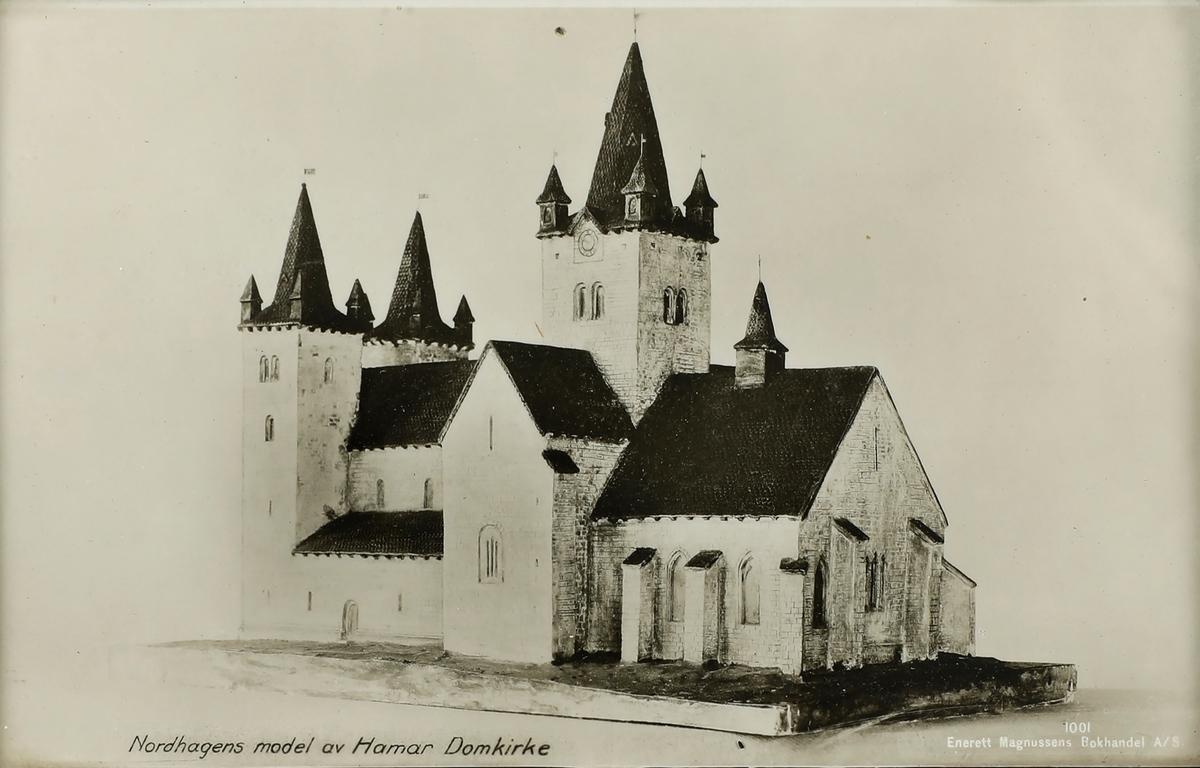 Innrammet postkort med bilde av Nordhagens modell av Hamar Domkirke.