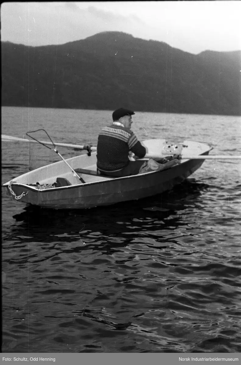 Mann på fisketur i robåt.
