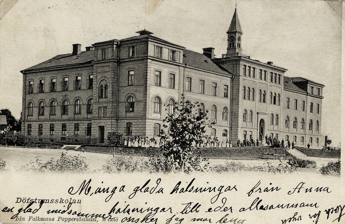 Dövstumskolan, Växjö, ca 1905. Vid byggnaden står elever och personal uppställda.