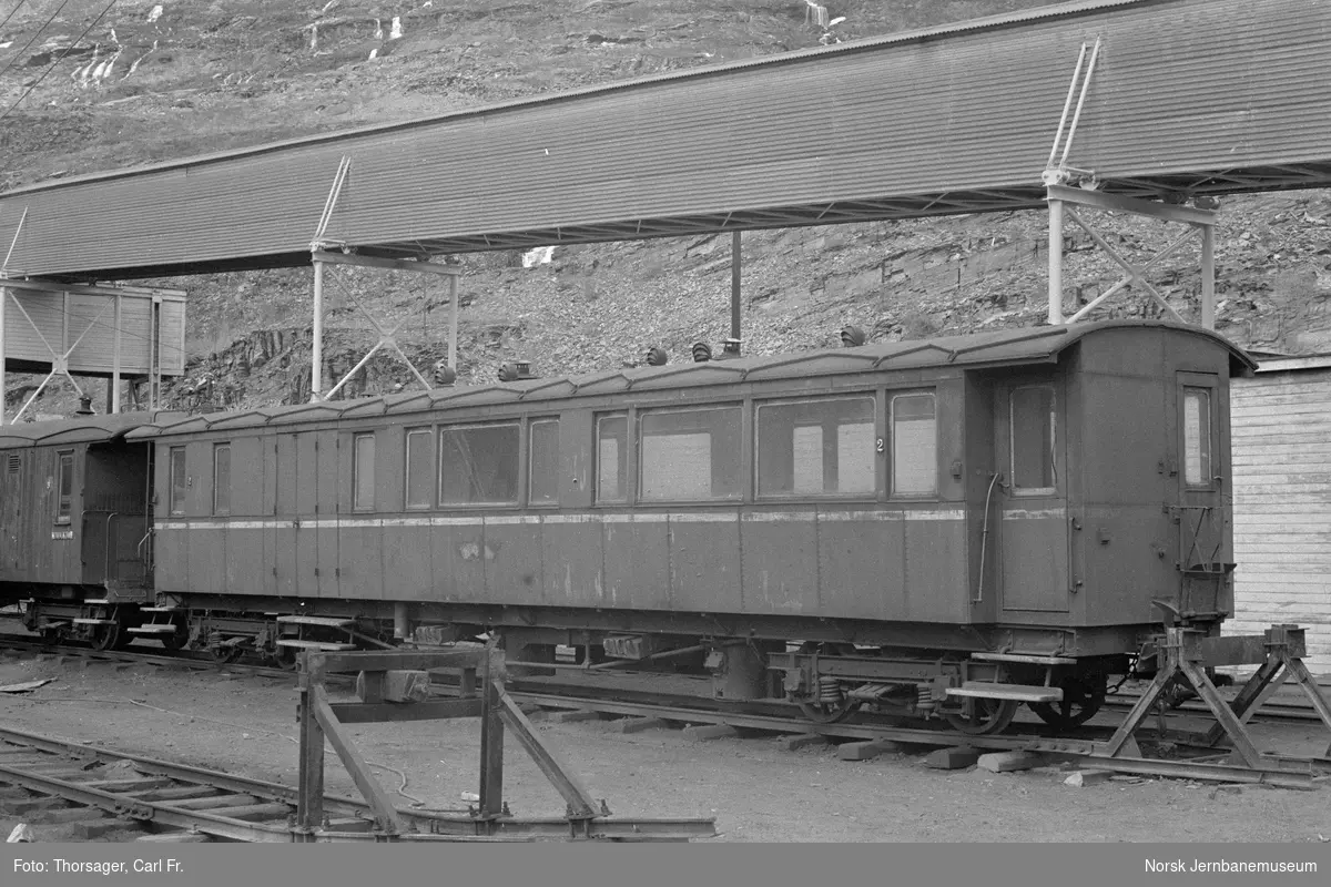 Sulitjelmabanens kombinerte sitte-, reisegods- og konduktørvogn litra CFo nr. 2 på Lomi stasjon