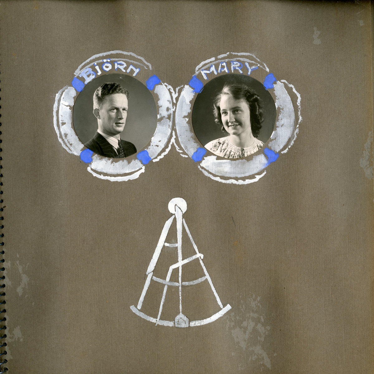 Collage/teckningar skapade under 1940-talet av Mary Ekman. Överst ses två frälsarkransar innehållande varsitt porträtt av Björn Ekman (1913 - 1992) och Mary (1920 - 1988, född Ekdahl). Nertill ses en tecknad sextant (Björn var till sjöss hela sitt yrkesliv).