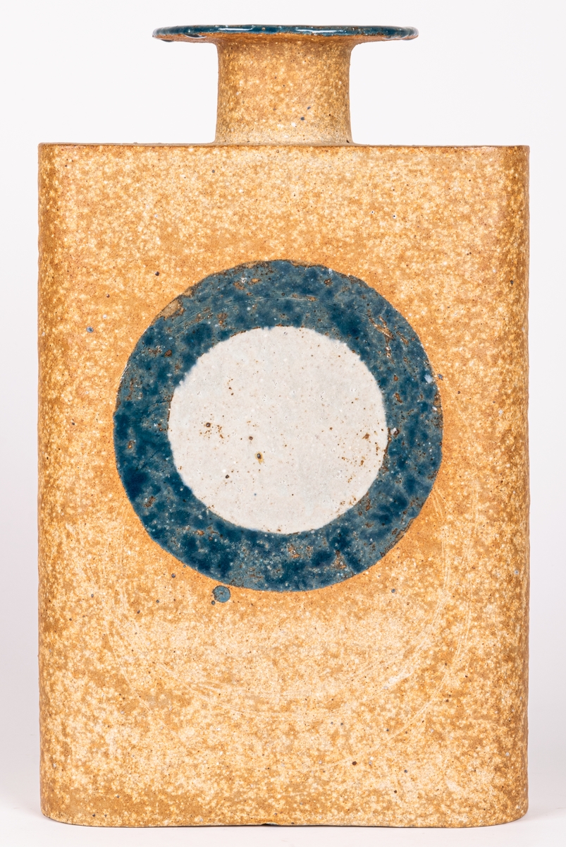 Flaska, hårdbränt stengods. "Flaska med blå cirkel" av Birgitta Tillander.