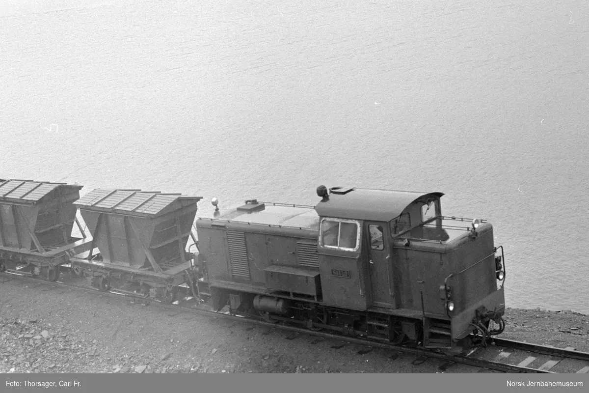 Sulitjelmabanens diesellokomotiv SAULO med blandet tog til Finneid kjører ut fra Lomi stasjon