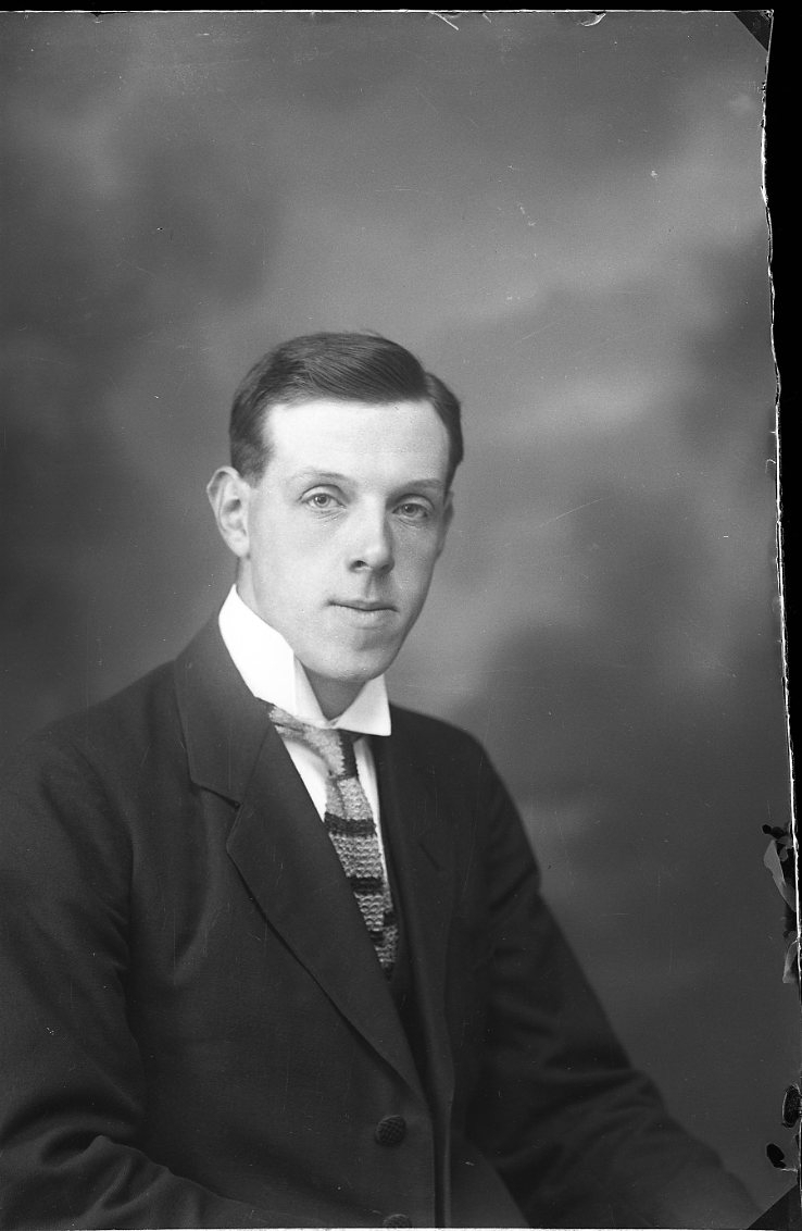 Porträtt av en ung man med tvärrandig slips.