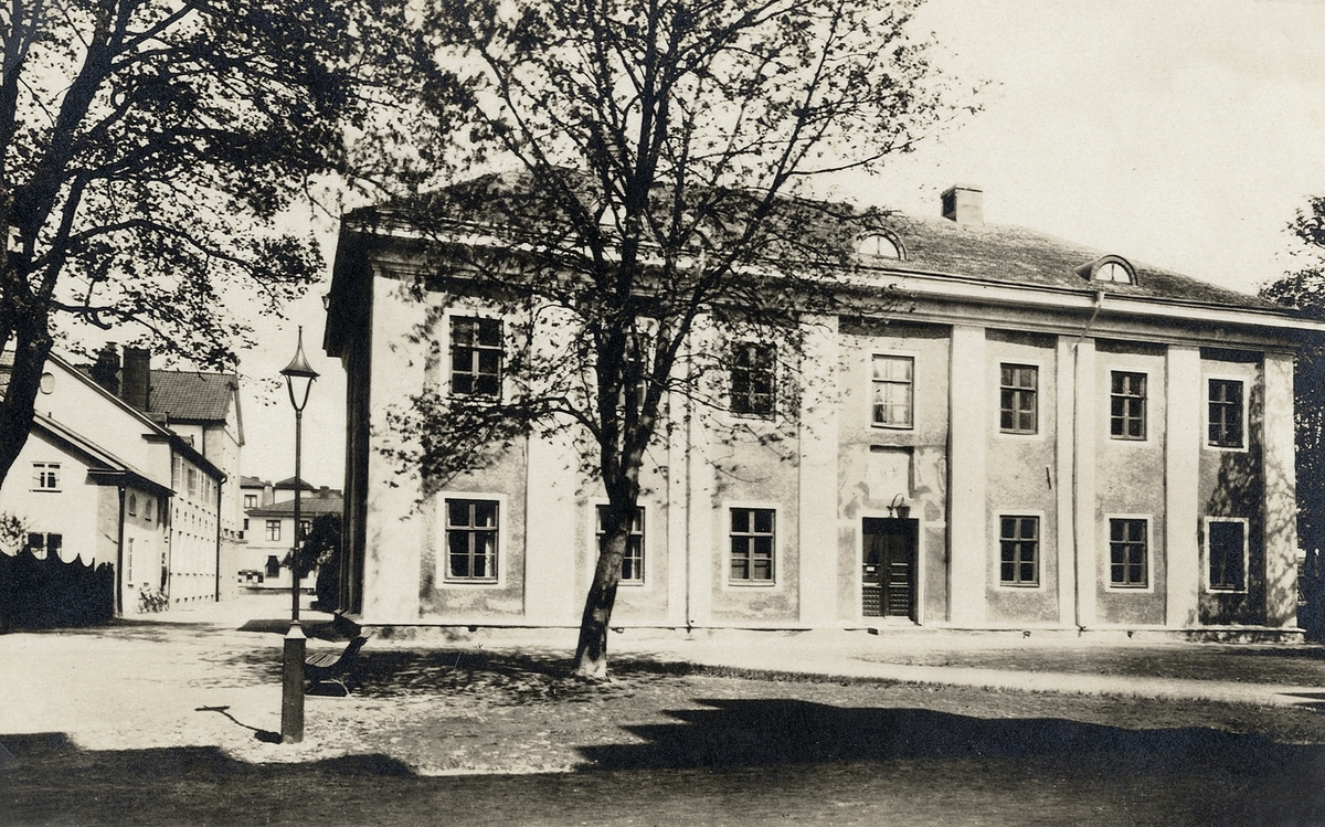 Växjö gamla gymnasium (Karolinerhuset) vid domkyrkan, 1930-tal.