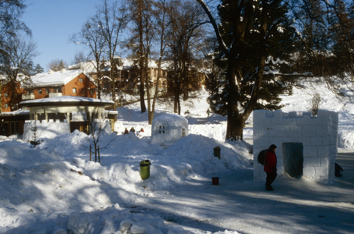 Lillehammer under OL 1994. Snøskulpturer i Søndre Park. Parkkafeen til venstre. Sett mot nord.