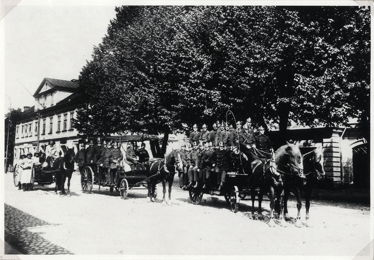 Olika ekipage inom Växjö stads brandkår har kört fram framför dåv. spruthuset, Storgatan 26, 1920-tal.
