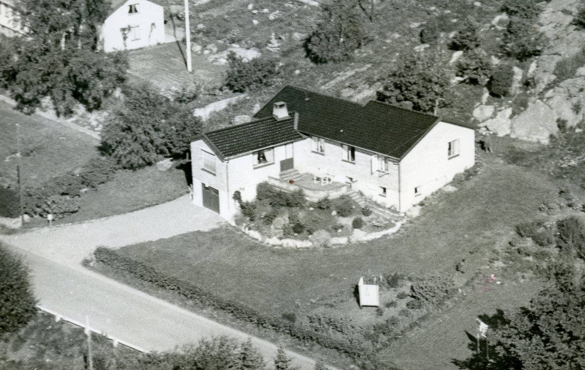 Flygfoto av Villa Maribo på Streteredsvägen 29 i Kållered. Mary och Björn Ekmans hem, nybyggt 1957.