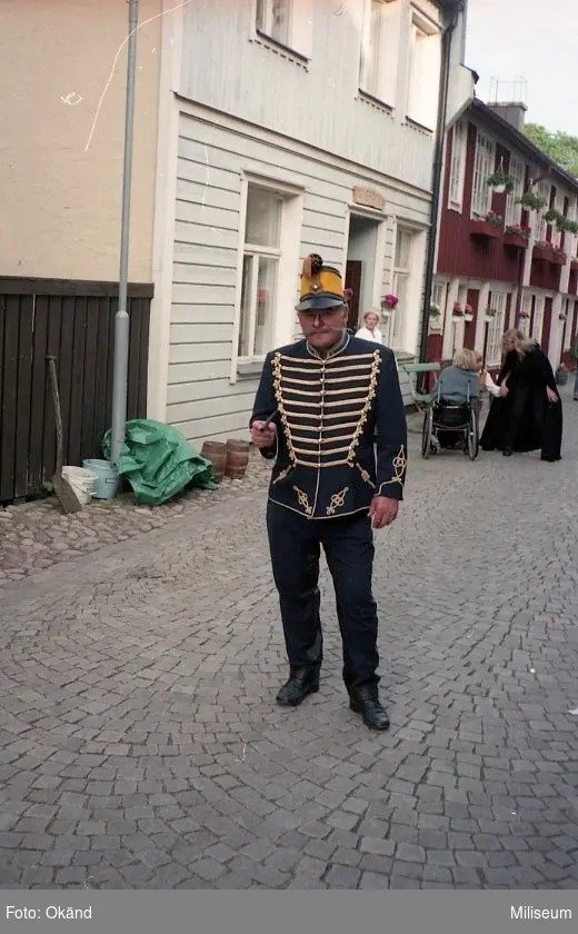 Praktikanter på utflykt i Eksjö.

Teater skådis som spela Smålands husar syns på gatan i gamla stan Eksjö.