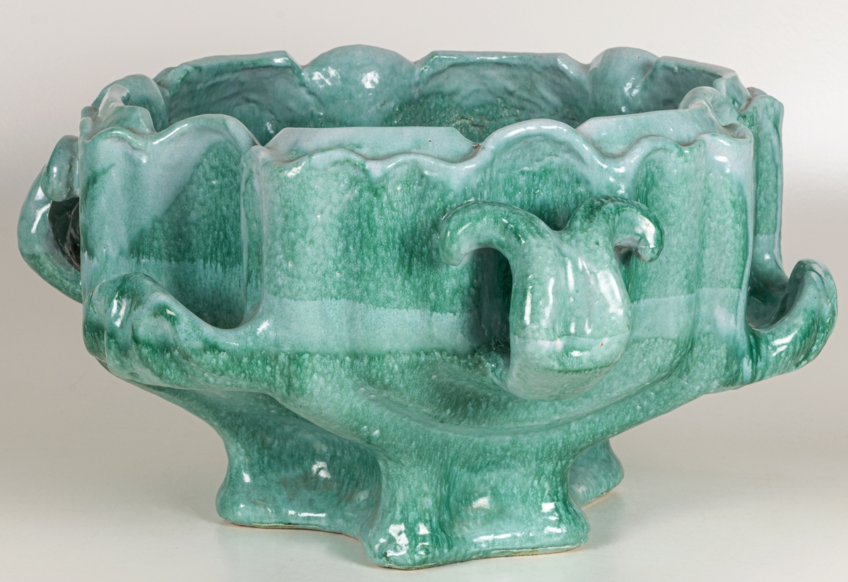 Terrassurna, Bo Fajans, design Allan Ebeling. Rund urna på fot med sex sidohandtag, grön glasyr.