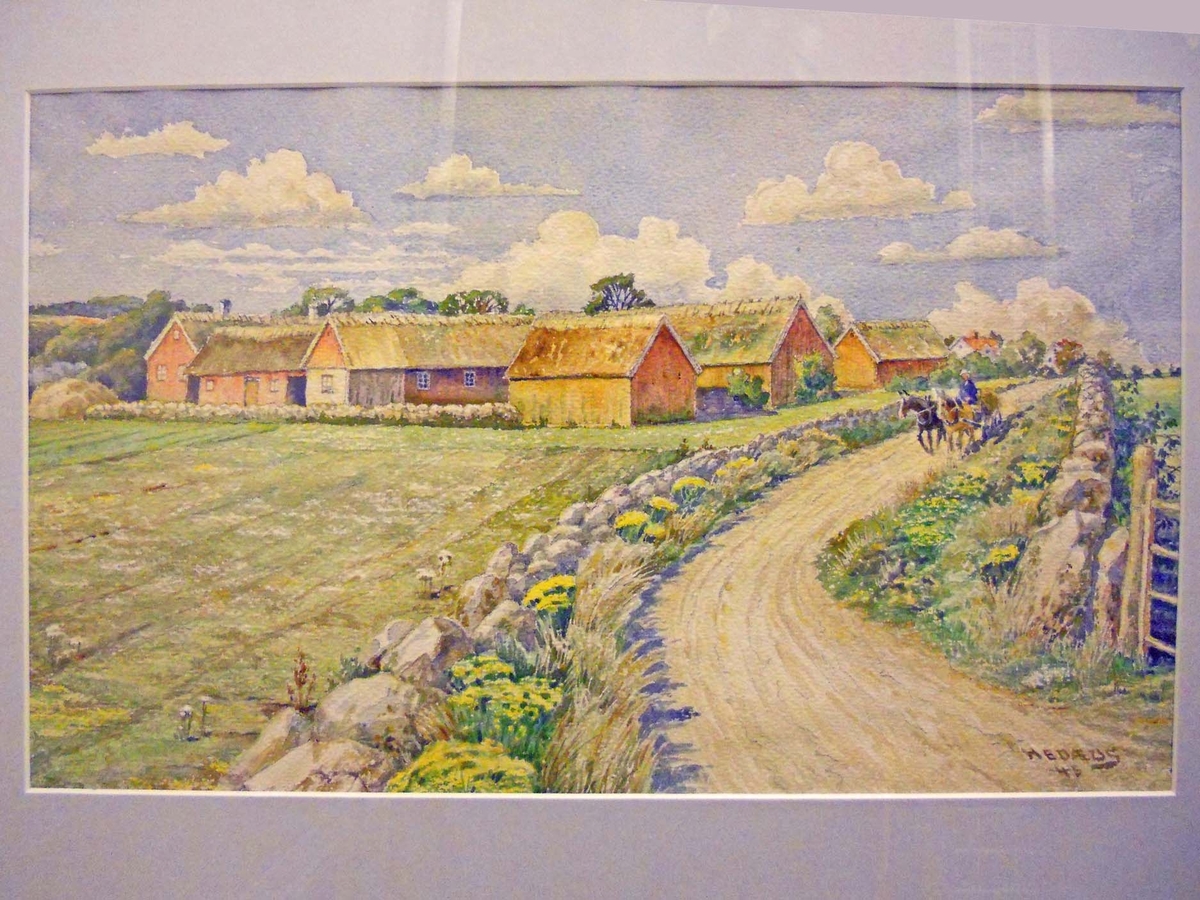 Landskapsmålning med en åker, grusväg och bondgård med ett antal hus. På vägen kommer en man på häst och vagn.