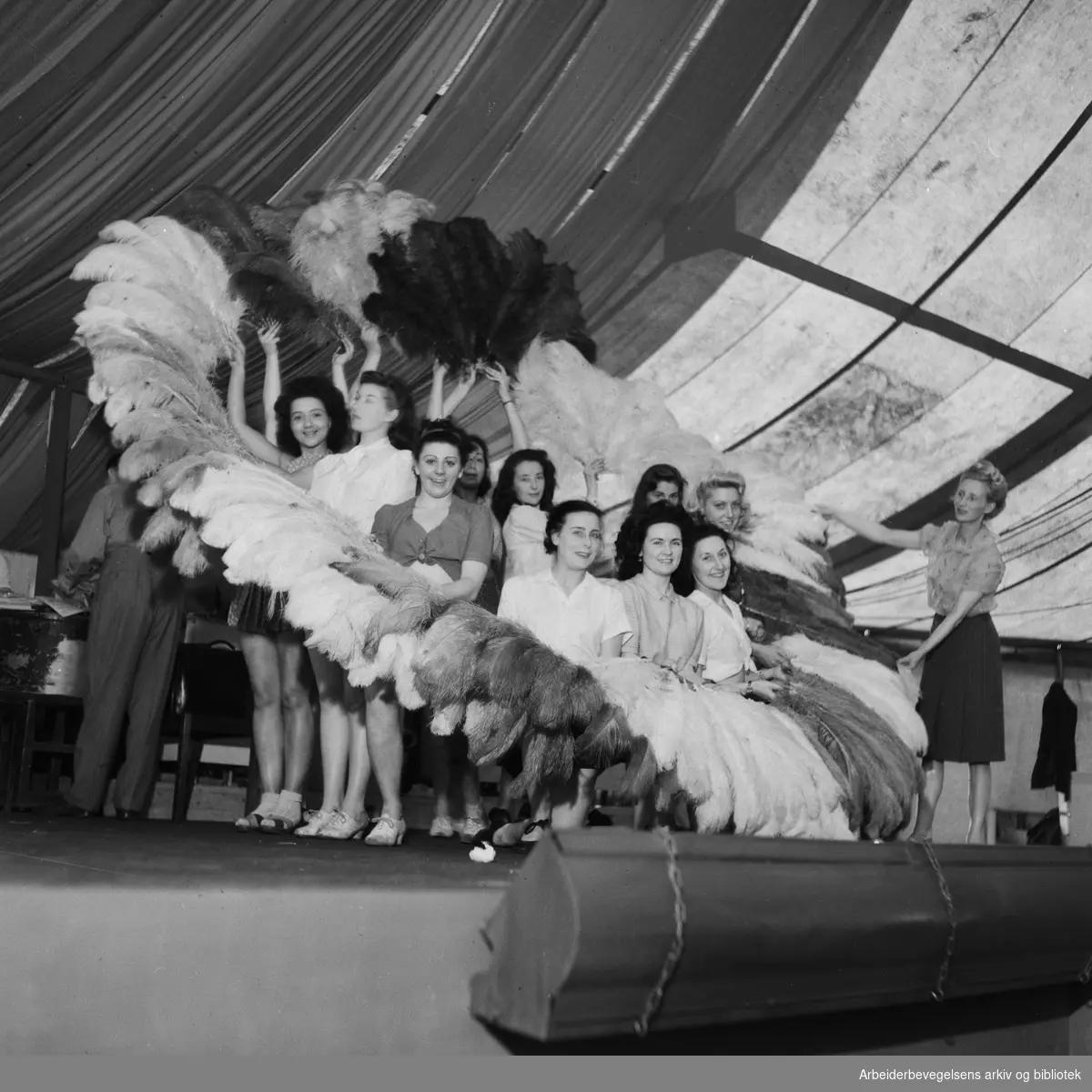 Chat Noir og Jens Book-Jenssen presenterer Cirkusrevy på Kontraskjæret. Jackson girls. Juni 1947