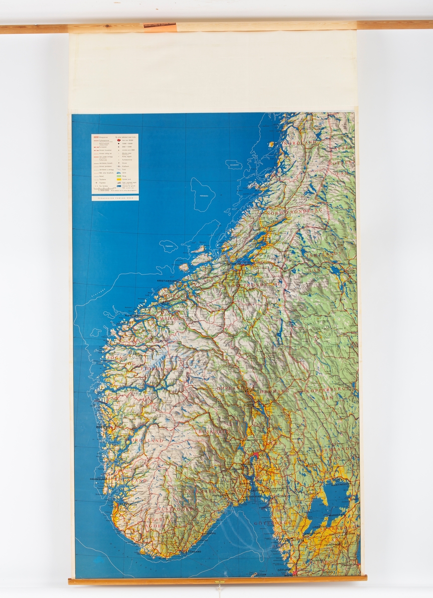 Skolekart, viser Sør-Norge. Montert på to rundstokker.