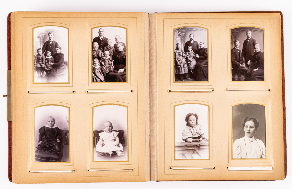 Rött fotoalbum med metallspänne, sammetspärm med metalldekorationer. Innehållande 85 visitkort. Porträtt över personer från Gästrikland.