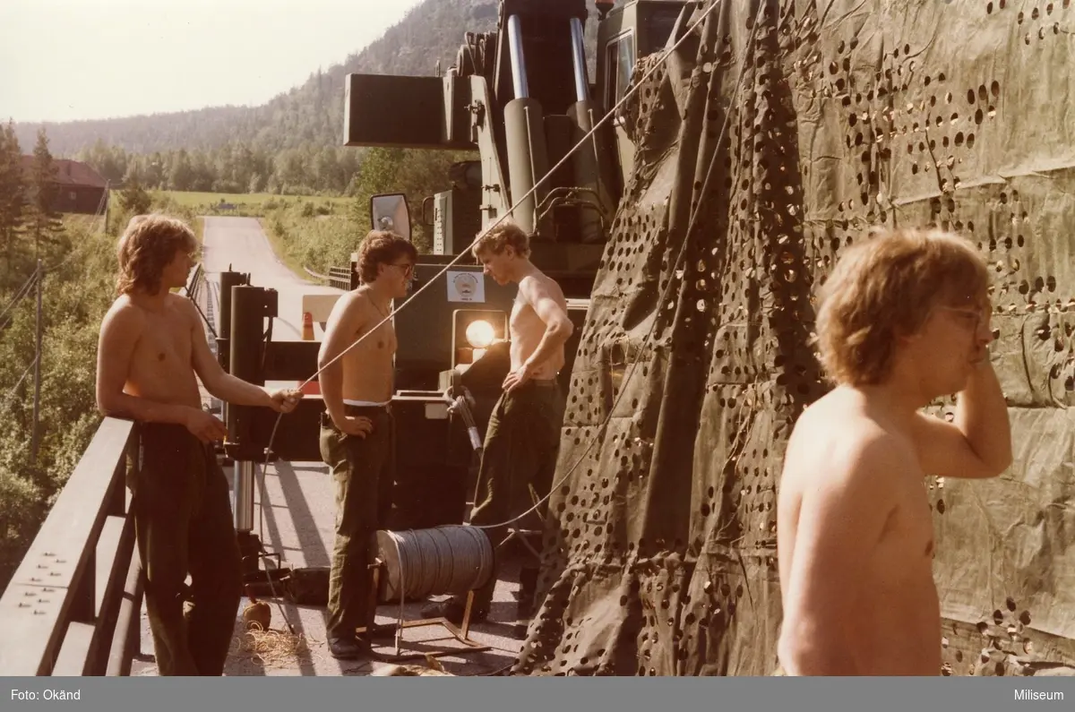 Soldater på bron med mobilkran. förbereder för maskering av befintligt bron.