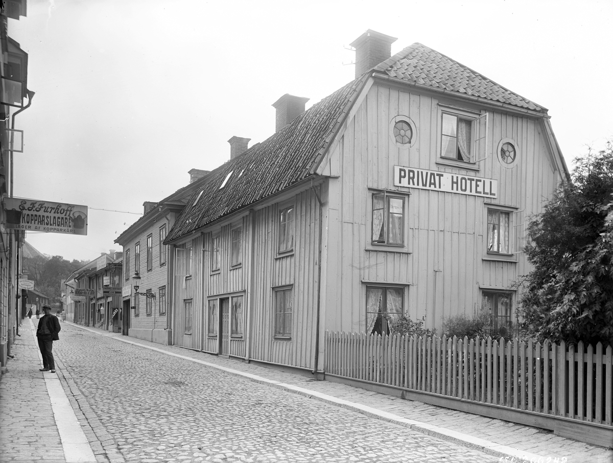 Jungfru Lovisas hotell på Ågatan 39 i Linköping. Bakom namnet stod Lovisa Dahlgren som från andra hälften av 1800-talet drev sin hotellverksamhet med gott renommé. Gatuhuset plockades ned 1953 för att 1955 åter stå rest i friluftsmuseet Gamla Linköping.