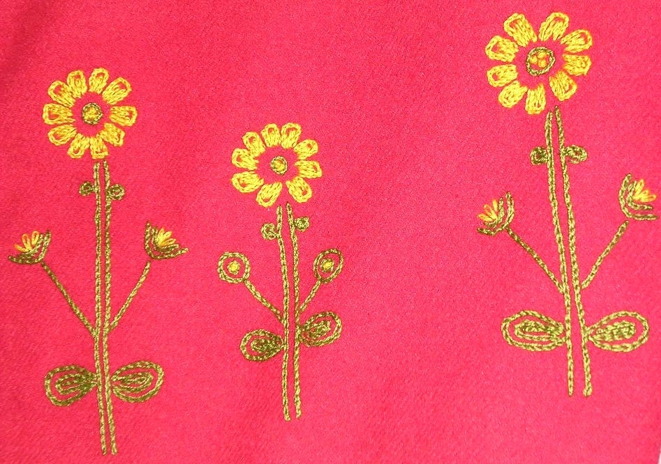 Rött ylletyg, kypert, likadant tyg som i kjolen, BM77877:1.
Framstycke dekorerat med tre blommor på varje sida. Gula blommor och gröna stjälkar och blad, kedjesöm och knutsöm, bomullsgarn.
Bakstycke dekorerat med fyra remsor i gult kläde, ca 1,8 cm breda.
Knäpps med 6 par tennmaljor, hjärtformade, och tvinnat vit bomullssnodd.
Foder: oblekt halvlinne.
På insidan mot nederkanten 12 påsydda hakar för att fästa ihop liv och kjol.

Funktion: Skee, Bohuslän