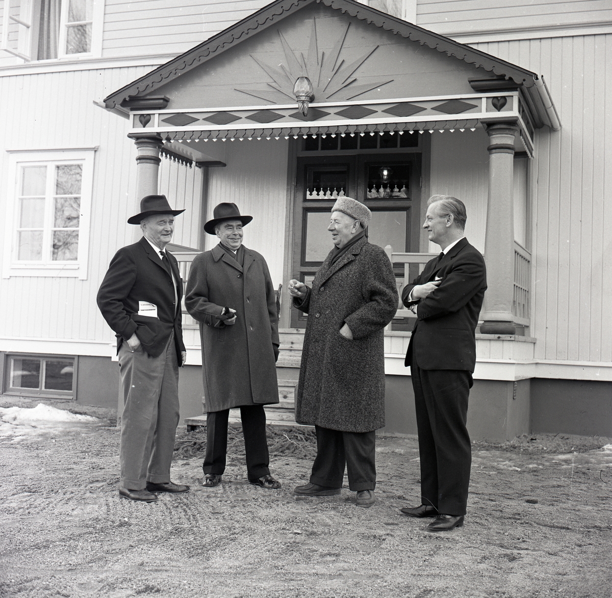 Författarträff vid Lassekrog med Albert Viksten, Ivar Oljelund, Ragnar Holmström och K-F Björn den 12 april 1964.